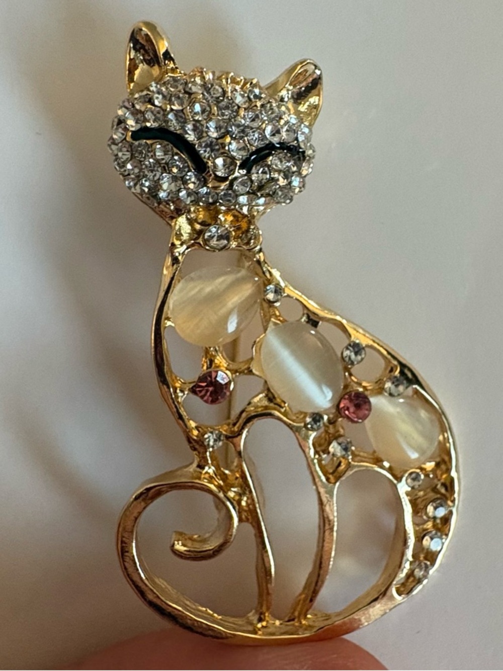 Gold Cat-Shaped Rhinestone Brooch - Picture 3 of 4